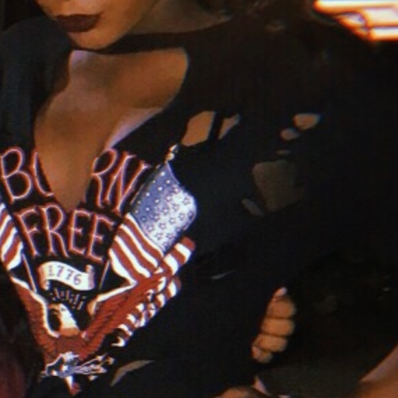 CHARLOTTE RUSSE cut out v-neck born free T-shirt - Picture 4 of 4